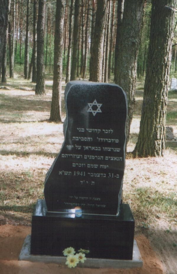 המצבה בפודברודז' לזכר בני העיירה שנרצחו בבארן